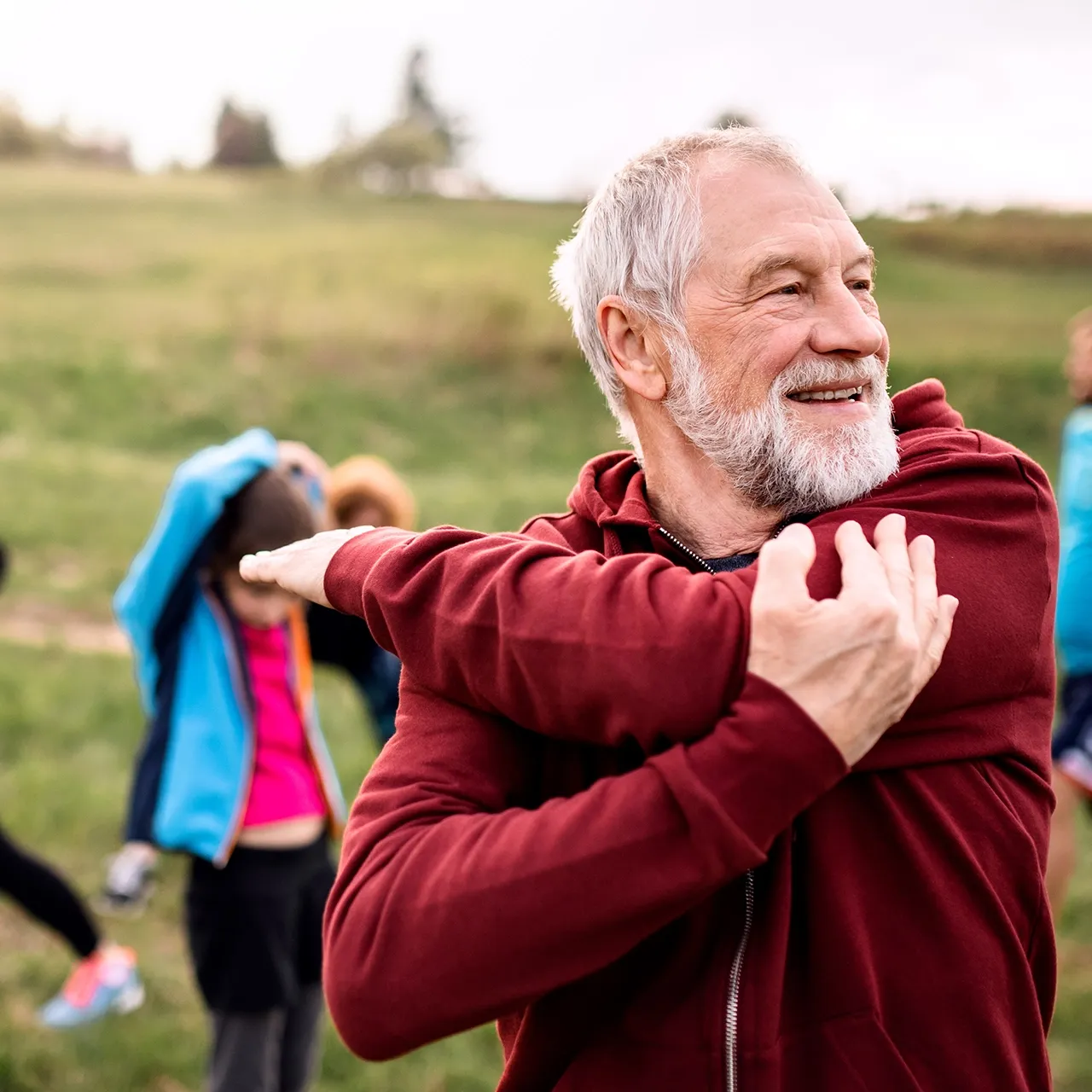 Älterer Herr mit Hörgeräten beim Sport