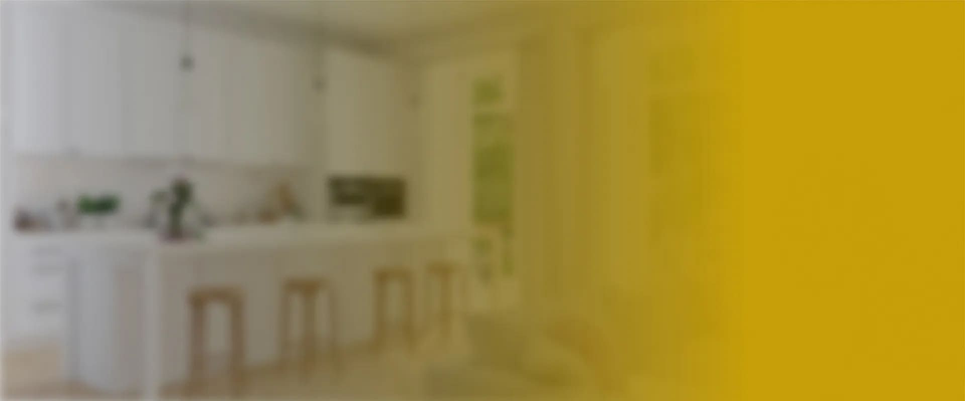Moderne Küche mit weißen Wänden und Holzböden, stilvoll und einladend gestaltet.